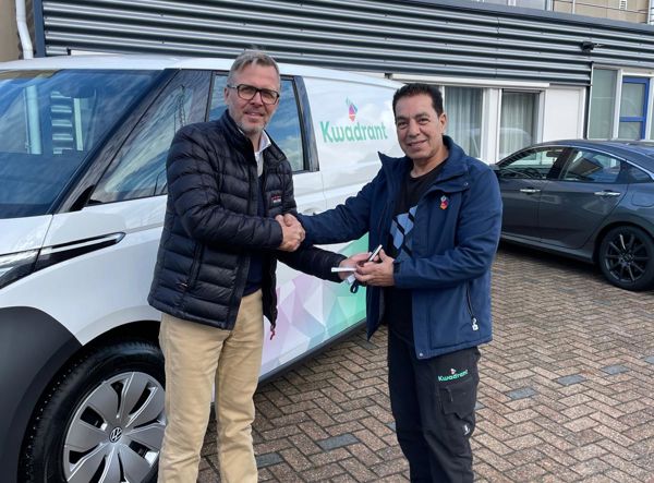 Reza Krijgt Sleutel Elektrische Auto